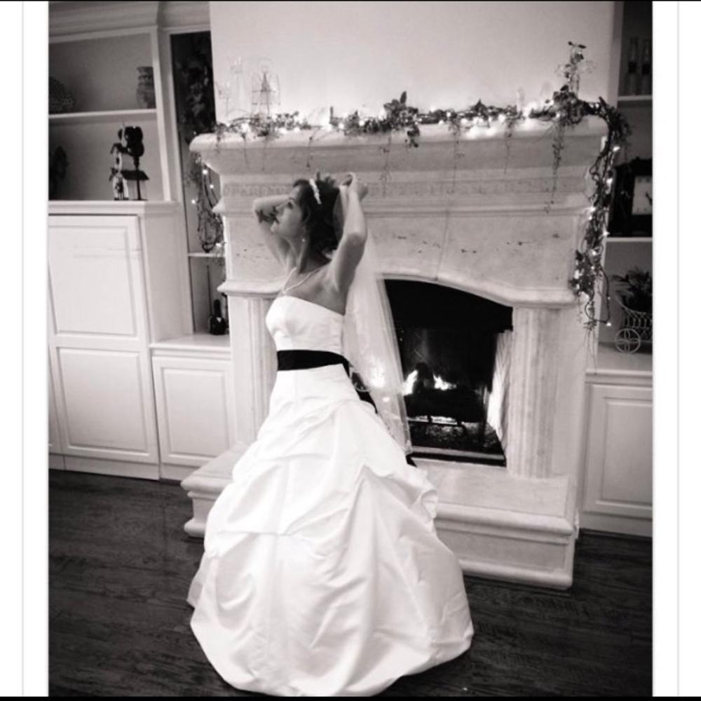 Alfred Angelo Wedding dress. Size 2 but professionally altered to size 0. Mint